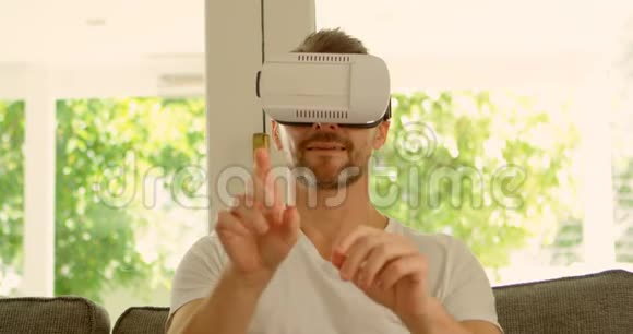 4k沙发上使用虚拟现实耳机的人视频的预览图