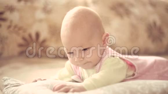 一个可爱的小宝宝正在看镜头视频的预览图