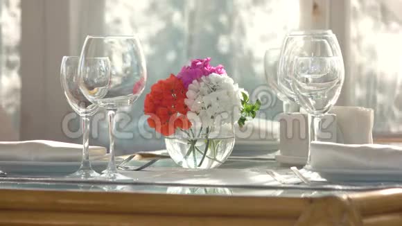 餐桌上的花瓶视频的预览图