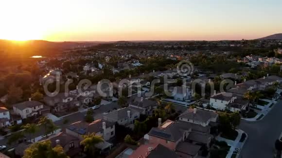 日落时住宅现代小区的鸟瞰图视频的预览图