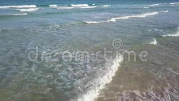 无人海滩的空中景色视频的预览图