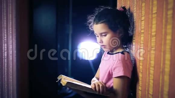 十几岁的女孩一边看书视频的预览图