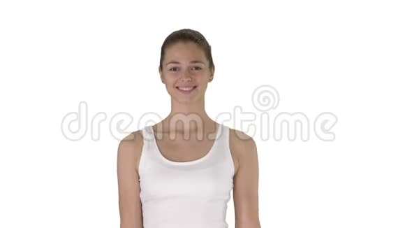 微笑的女人走在白色的背景上视频的预览图
