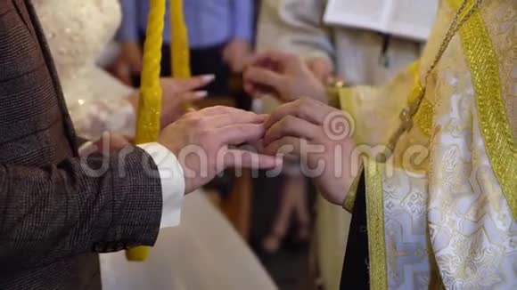 教堂里的婚礼基督教会的结婚仪式神父新娘和新郎在里面视频的预览图
