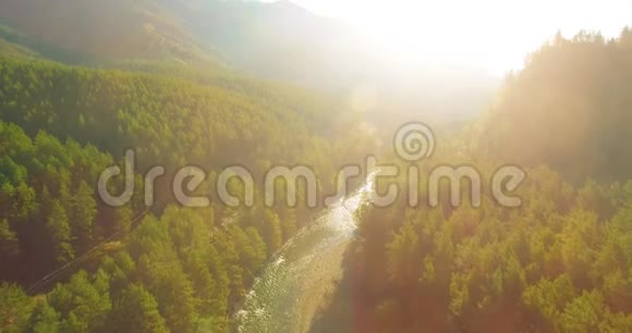 在阳光明媚的夏季早晨低空飞行在带岩石的新鲜快山河上视频的预览图