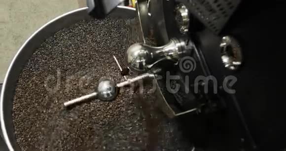 在一个工厂车间的冷却单元平台上旋转混合咖啡豆视频的预览图