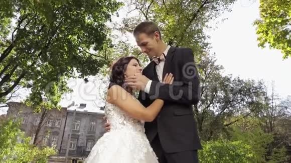 新婚夫妇在一起可爱的新郎和新娘婚礼日视频的预览图