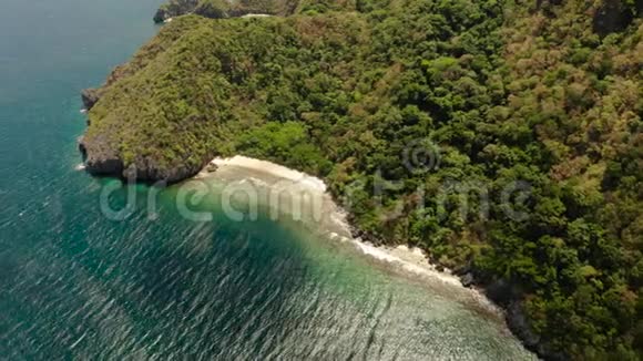 热带岛屿白色沙滩顶景视频的预览图