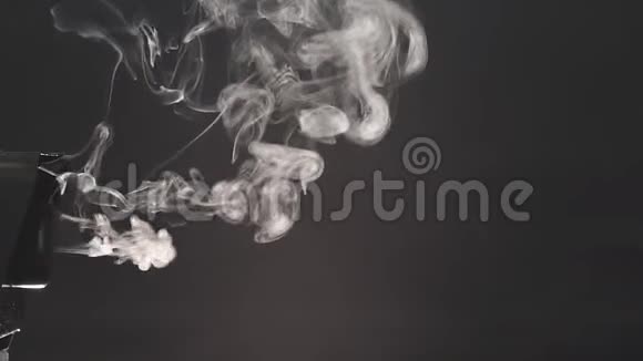 白色烟雾在黑色孤立的烟视频的预览图