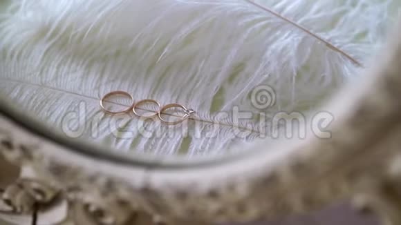 结婚戒指婚姻象征的配对新娘和新郎成为妻子和丈夫的爱婚姻象征视频的预览图