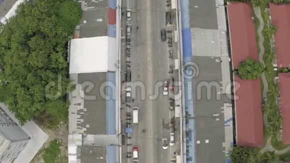 泰国普吉岛4K无人机航班巴通市的汽车和自行车交通视频的预览图