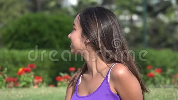公园里的快乐少女视频的预览图