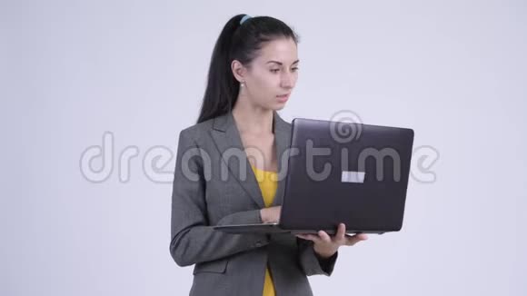 快乐的年轻漂亮的女商人思考笔记本电脑视频的预览图
