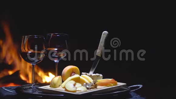 两杯火背景下的葡萄酒视频的预览图