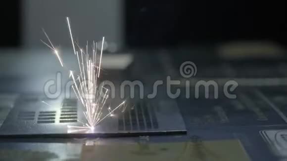 带有火花的工业激光切割机编程机器人的头部借助巨大的金属温度切割视频的预览图