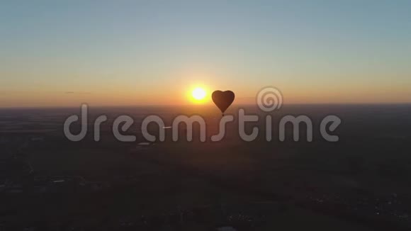 热气球形状的心脏天空视频的预览图