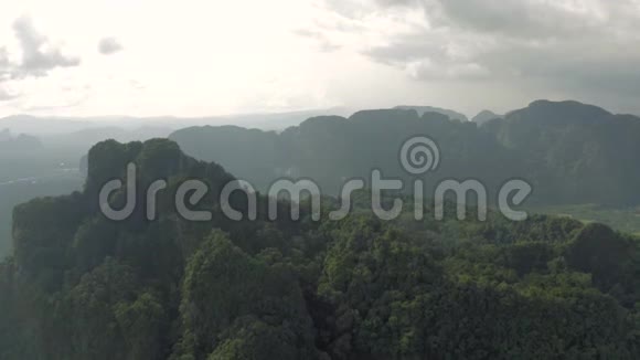 泰国亚洲山脉和丛林森林4K无人机射击视频的预览图