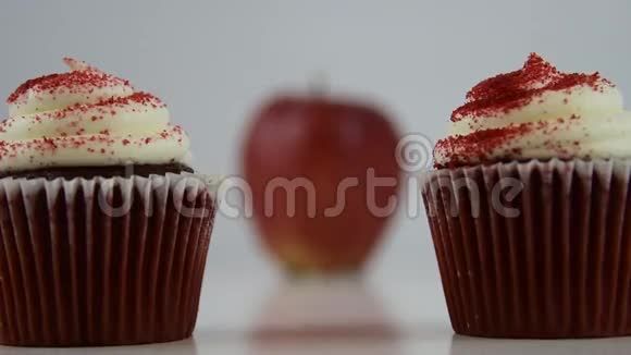 健康的食物选择开始关注红色纸杯蛋糕然后过渡到红色苹果视频的预览图