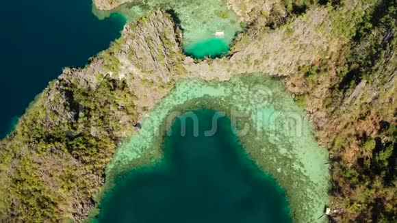 与泻湖和绿松石水相映成趣视频的预览图