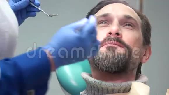 牙医的成年男子视频的预览图