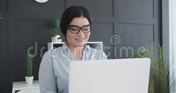 年轻的女商人在手提电脑上工作视频的预览图
