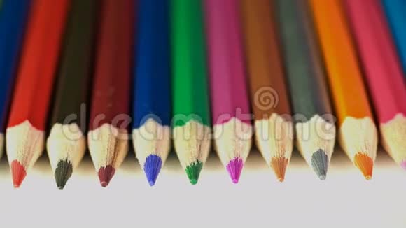 彩色铅笔在宏观镜头上拍摄视频的预览图