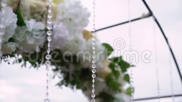 婚礼用鲜花装饰结婚典礼用花束很棒的派对视频的预览图