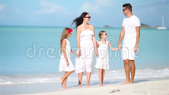 年轻的家庭在度假视频的预览图