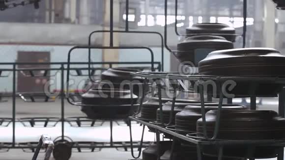 工厂带轮胎的输送机轮胎的生产视频的预览图