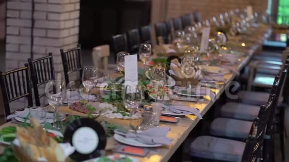 眼镜盘子餐具和餐巾为聚会装饰了鲜花的桌子婚宴生日视频的预览图