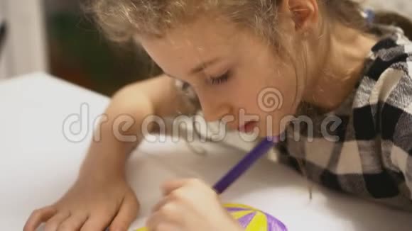 小女孩在画画视频的预览图
