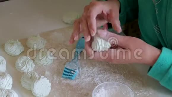 烹饪自制棉花糖其加工包装视频的预览图