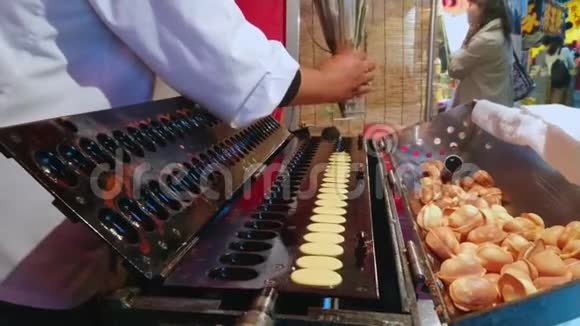 日本特色菜的准备和街头食品销售视频的预览图