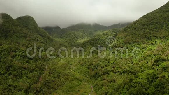 山脉覆盖着热带雨林菲律宾卡米吉因视频的预览图
