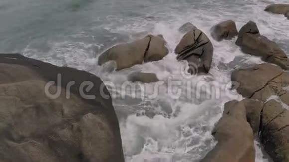 泰国海岸线海浪冲击岩石4K无人机飞行视频的预览图