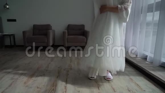 伴娘帮助年轻新娘穿上婚纱豪华婚纱视频的预览图