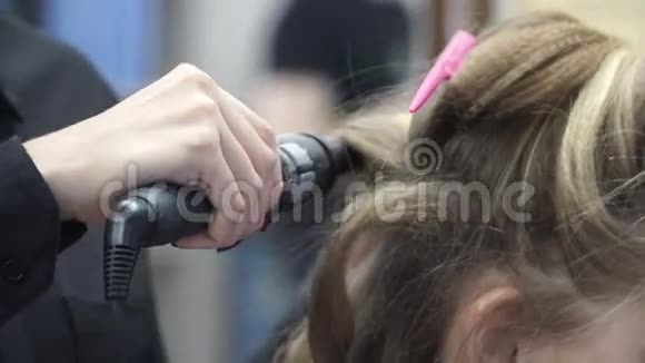 理发师做发型手工特写视频的预览图