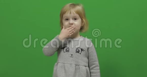 孩子在绿色屏幕上Chroma键快乐的三岁女孩视频的预览图