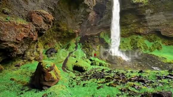 冰岛美丽的山峦和瀑布视频的预览图