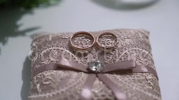 结婚戒指婚姻象征的配对新娘和新郎成为妻子和丈夫的爱婚姻象征视频的预览图