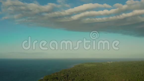 带海云的热带景观菲律宾Camiguin岛视频的预览图