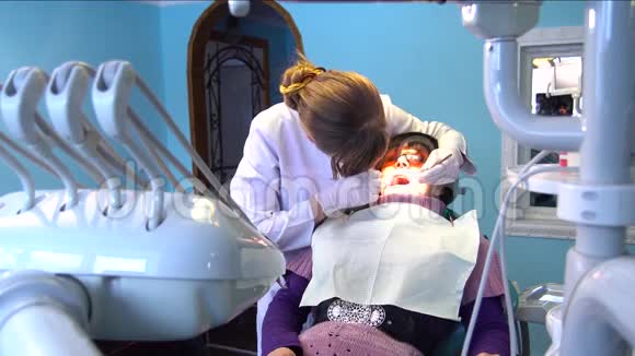 一位年轻妇女来看牙医接受牙科治疗视频的预览图