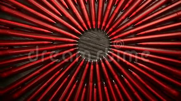 许多红色的钢笔在黑色的木制背景上围成一个圆圈概念办或学校知识日九月一日视频的预览图
