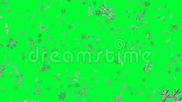 大片雪花飘落在绿色的屏幕上视频的预览图