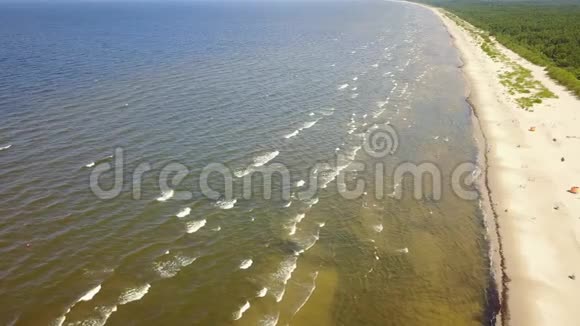 Vecaki拉脱维亚波罗的海沿岸空中无人机顶景4KUHD视频视频的预览图
