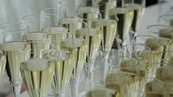 婚礼鸡尾酒会上的香槟酒杯视频的预览图