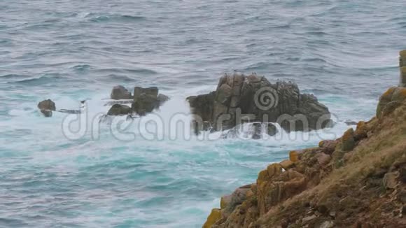 在康沃尔郡的海岸线上著名的悬崖视频的预览图