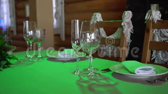 眼镜盘子餐具和餐巾纸为聚会装饰了鲜花的桌子婚宴生日视频的预览图