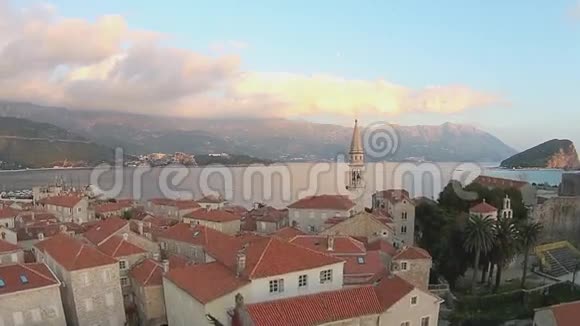 黑山布德瓦老城区海景直升机景观视频的预览图