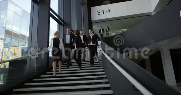 办公大楼大厅的商务人员视频的预览图